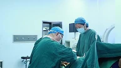 实拍医生在手术室做手术视频的预览图